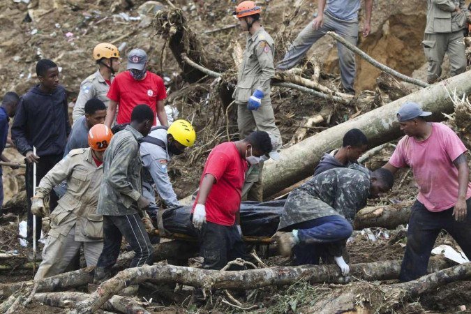 Total de mortos em Petrópolis chega a 105 e desaparecidos somam 140